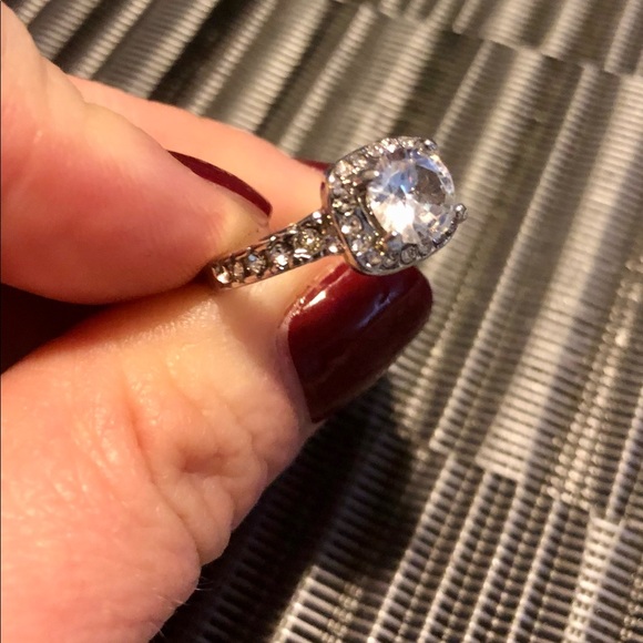 🆕 Beautiful Engagement Ring 💍 - Picture 6 of 6